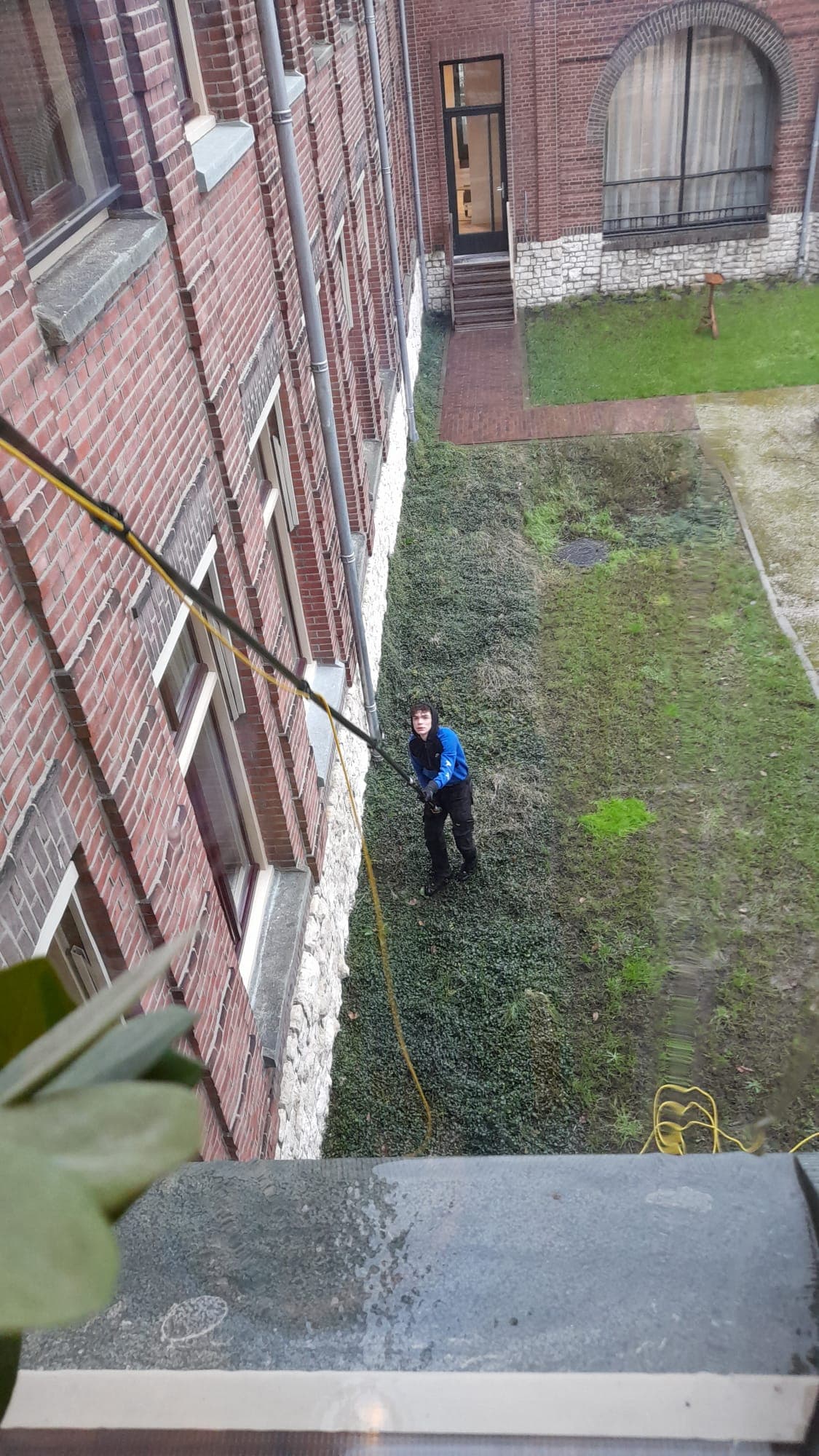 Glasbewassing aan de buitenzijde van een pand