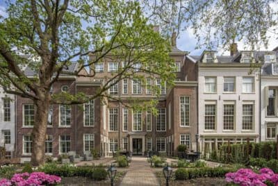 Het Hendrickszhuys aan de gracht in Amsterdam