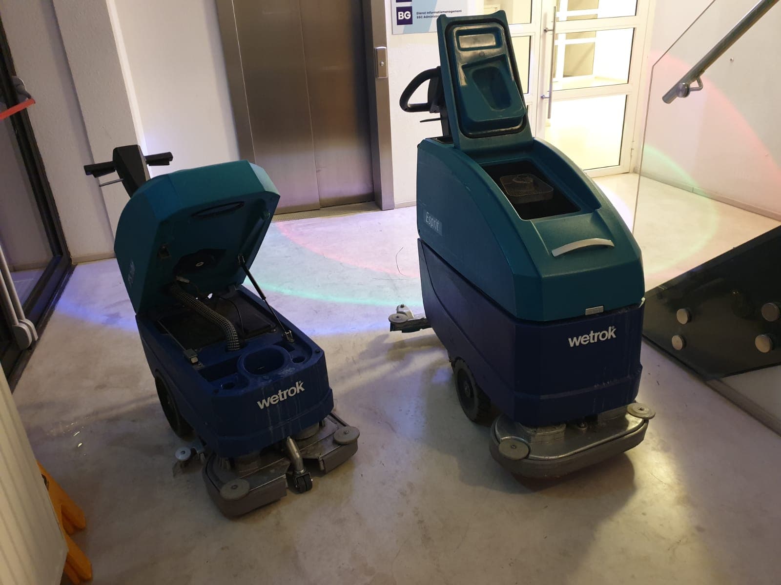 Schrobmachines klaar voor het vloeronderhoud