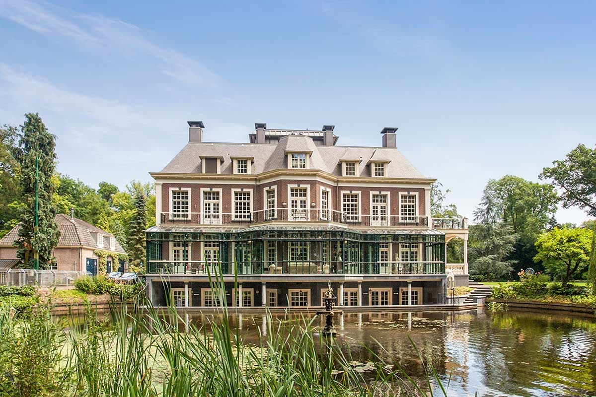 Vooraanzicht van een zorgvilla aan het water