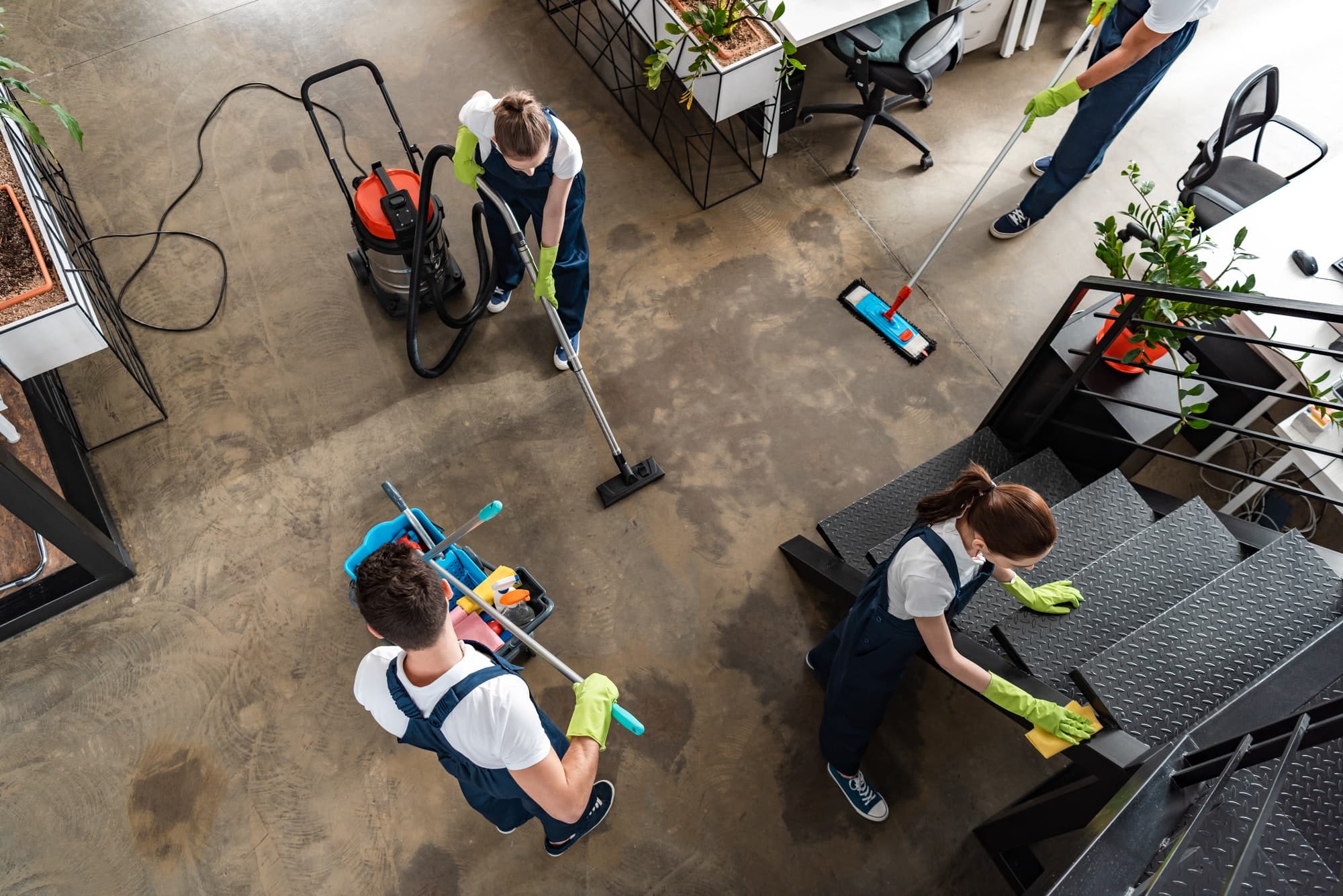 Medewerkers van De Zuivere Zaak maken een kantoorruimte schoon