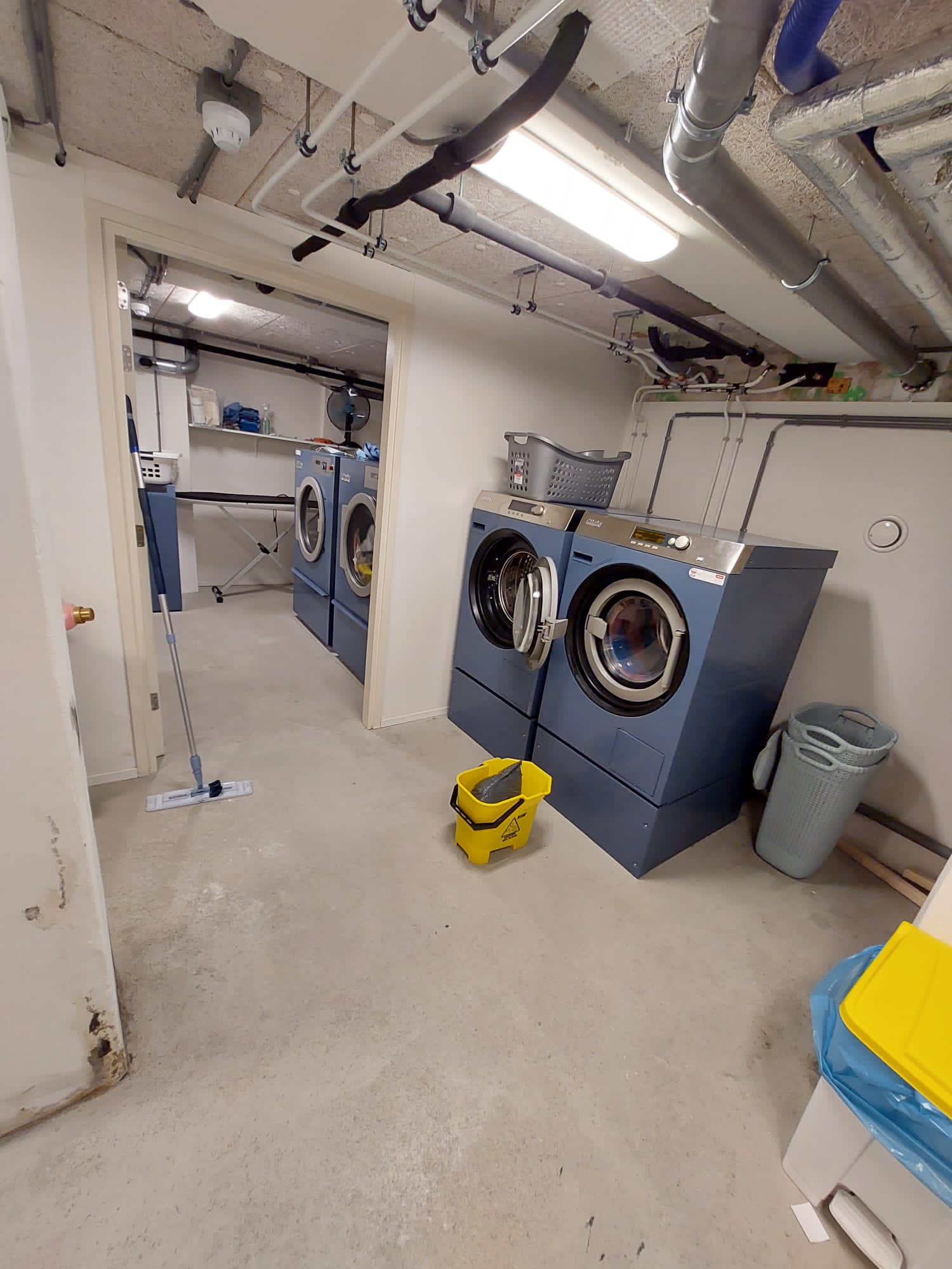 Wasruimte met machines voor linnengoed in een zorglocatie